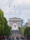 14 iulie 2025 - Elicoptere ale armatei franceze zboară deasupra deasupra Arcului de Triumf și bulevardului Champs-Élysées din Paris, în timpul paradei militare anuale de Ziua Franței.<br><br>Armata franceză spune că, prin această defilare, a dorit să-şi pună în valoare „credibilitatea operaţională” şi „solidaritatea strategică” cu partenerii săi.<br><br>„Armata terestră defilează în brigadă bună de luptă, adică gata de luptă”, <a href="https://www.news.ro/externe/ziua-frantei-emmanuel-macron-supervizat-parada-unei-armate-gata-lupta-strategia-nationala-revizuita-publicata-luni-stipuleaza-posibilitatea-unui-razboi-europa-pana-2030-doua-mici-incidente-ecvestre-1922404514172025071522097749" target="_blank">a afirmat</a> generalul Loïc Mizon, guvernatorul militar al Parisului.
