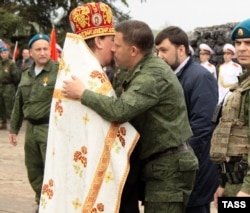 Главарь группировки «ДНР» Александр Захарченко (в центре). Саур-могила, Донецкая область, 8 мая 2015 года