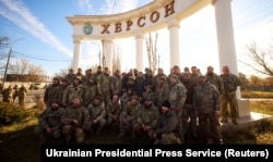 Українські вояки разом з президентом Володимиром Зеленським у звільненому ЗСУ Херсоні, 14 листопада 2022 року
