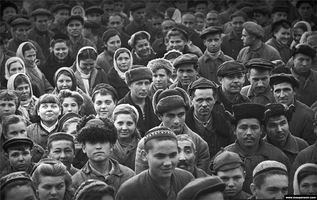 تجمع کارگران در بیرونِ یک کارخانهٔ نساجی در تاشکند، پایتخت ازبکستان.پنسون در حالی که محدود به ثبت آنچه بود که سانسور شوروی تأیید میکرد، توانست تحول روزمره زندگی در ازبکستان را که به عنوان «جراحی اجتماعی تندروانه» توصیف میشود و یک قرن پیش آغاز شد، مستند کند.