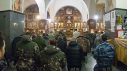 Російські військові в храмі Андрія Первозванного в Керчі, 1 березня 2014 року. Фото опубліковане у фейсбуці користувачем «Костянтин Ходаковський»
