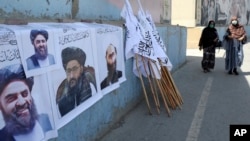 بیرق و تصاویر برخی از رهبران طالبان 
