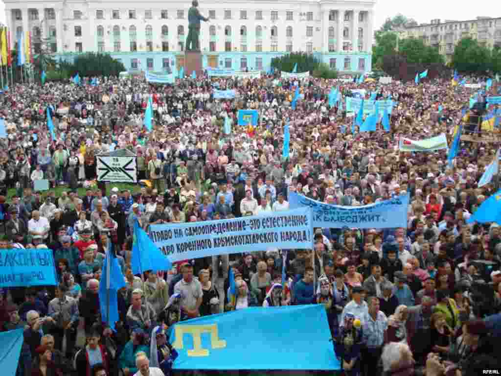 9. Год 2010-й, Симферополь, площадь Ленина. Если бы украинская власть больше прислушивалась к требованиям крымских татар и, в частности, пошла бы по пути создания крымскотатарской национальной автономии – аннексии могло бы и не произойти.