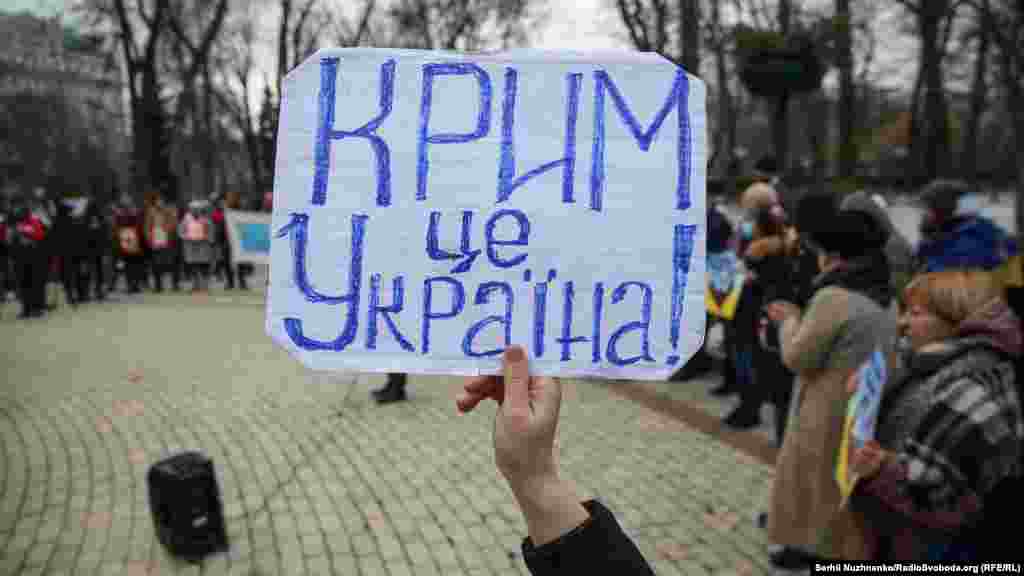 Написані власноруч написи на саморобних плакатах – спосіб висловити свою позицію.