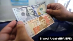 تصویر آرشیف: دالر امریکایی در برابر روپیهٔ پاکستانی 