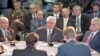Alija Izetbegović, Franjo Tuđman i Slobodan Milošević u toku mirovnih pregovora u vojnoj bazi u blizini Daytona 1. novembra 1995. godine. 
