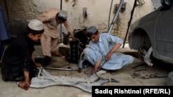 کودکان کارگر در یک ورکشاپ ترمیم موتر