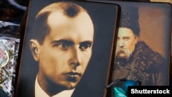 Портрети Степана Бандери і Тараса Шевченка