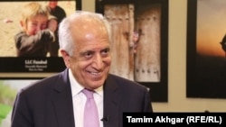 زلمی خلیل‌زاد نماینده خاص امریکا برای صلح افغانستان حین مصاحبه اختصاصی با رادیو آزادی در کابل