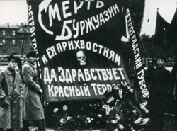 Червоний терор був поширеною практикою більшовиків. Ця світлина з Росії. Плакат з написом російською «Смерть буржуазії і її прихвосням. Хай живе червоний терор!». Петроград, 1918 рік