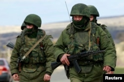 Російські військові без розпізнвальних знаків у Криму, 2014 рік