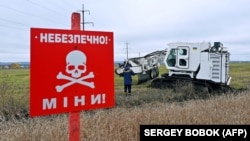 Українські військові використовують машину для розмінування Armtrac 400, здатну розмінувати 2400 квадратних метрів на годину