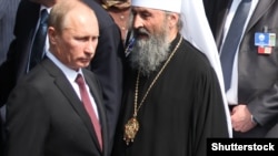 Довоєнна фотографія. Президент Росії Володимир Путін (ліворуч) і митрополит Онуфрій УПЦ (Московського патріархату) на церемонії, присвяченій 1025-річчю Хрещення України-Русі. Київ, 27 липня 2013 року