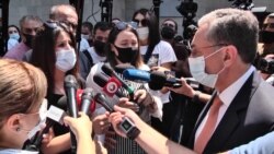 Министр иностранных дел Зограб Мнацаканян беседует с протестующими, 12 августа 2020 г.