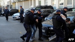 Crnogorska policija privodi osumnjičene za pokušaj državnog udara, oktobar 2016.