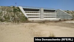 Дамба на Північно-Кримському каналі з боку материкової України, архівне фото