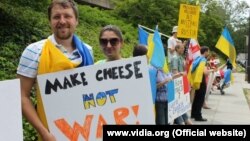 Фото від 2014 року. Українці в США просять Францію продаватити Росії сир, а не зброю. Однак, у 2015 року Росія запровадила ембарго на імпорт західних продуктів і поширила його на окупований Крим