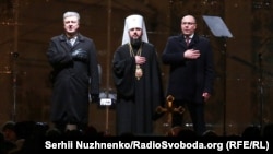 Під час виконання Гімну України після завершення Об’єднавчого собору. Зліва направо: президент України Петро Порошенко, глава Православної церкви України Епіфаній і голова Верховної Ради України Андрій Парубій. Київ, 15 грудня 2018 року