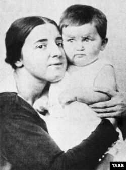 Надежда Аллилуева с сыном Василием, 1922 год