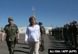 Министр обороны Испании Карме Чакон во время визита в Ливан, апрель 2008 года.