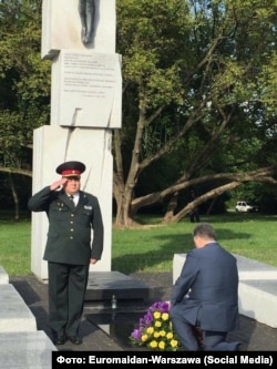 П’ятий президент України Петро Порошенко стоїть навколішки перед пам’ятником жертвам Волинської трагедії. Варшава, 8 липня 2016 року