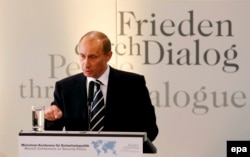 Фото від 10 лютого 2007 року. Президент Росії Путін під часу виступу на Мюнхенській безпековій конференції звинувачує Захід у «перешкоджанні зовнішній політиці Росії» і оголошує про намір «протидіяти». У 2008 році Росія напала на Грузію, а у 2014-му на Україну