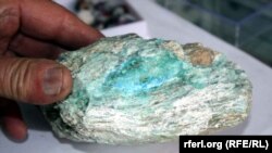 سنگ های قیمتی معادن افغانستان از سال ها به این طرف توسط افراد و شبکه ها به بیرون از این کشور قاچاق میشود