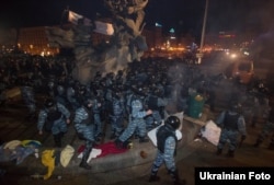 Силовики спецпідрозділу МВС «Беркут» під час розгону учасників акції – студентів – на підтримку євроінтеграції України на майдані Незалежності у Києві, в ніч на 30 листопада 2013 року
