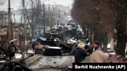 Залишки знищеної російської військової техніки у Бучі під Києвом, 1 березня 2022 року