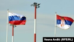 Vlade Radulović: Rusija je zainteresovana da održava ugled ovde (na slici: zastava Rusije i Srbije u Beogradu)