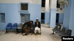 په کوټه کې د پښتورګو یو ناروغ په روغتون کې د معاینې په انتظار دی - پخوانی انځور.