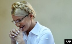Юлія Тимошенко сміється зі слів судді під час процесу над нею в Києві, 15 липня 2011 року