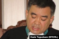 Аскар Каиров, судья специализированного межрайонного военного суда по уголовным делам. Алматы, 27 июня 2014 года.