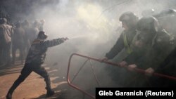«Національні дружини» та «Національний корпус» неодноразово влаштовували акції протесту під Адміністрацією президента