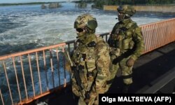 Російські військові на автомобільному мосту біля Каховської ГЕС. Неподалік від Нової Каховки на Херсонщині, 20 травня 2022 року