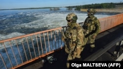 Російські військові на мосту біля Каховської ГЕС