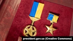 «Передав «Золоту Зірку» Героя України мамі нашого воїна» – Зеленський