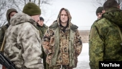 Російський публіцист Захар Прилєпін із бойовиками угруповань «ДНР» та «ЛНР», які визнані в Україні терористичними