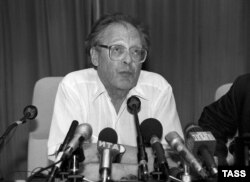 Sergei Kovalyov was dismissed from the biology faculty of Moscow State University in 1969 because of his activism. (file photo)
