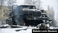 Уничтоженная колонна российской 200-й мотострелковой бригады под Харьковом. Желтыми звездами обозначают технику сухопутных войск Северного флота (информация Conflict Intelligence Team)