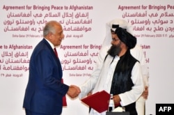 د طالبانو د تحریک مرستیال ملا عبدالغني برادر او د افغانستان د سولې لپاره د امریکا ځانګړی استازی زلمی خلیلزاد تر موافقې لاسلیکولو وروسته - د ۲۰۲۰ز کال د فبرورۍ ۲۹مه.