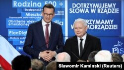 Премʼєр-міністр Польщі Матеуш Моравецький і лідер партії «Право і справедливість», віцепремʼєр-міністр Польщі Ярослав Качинський. Варшава, 21 жовтня 2018 року