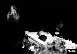 Marina Vlady next to Vysotsky's open casket in the Taganka Theater in Moscow on July 28, 1980