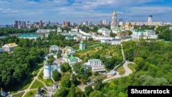 Києво-Печерська лавра – православний монастирський комплекс у Києві. Визначна пам’ятка історії та архітектури. Заснований у період України-Русі в 1051 році як печерний монастир за межами Києва. 1994 року разом із Софійським собором внесений до переліку Світової спадщини ЮНЕСКО