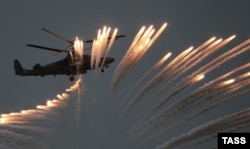 Російський військовий вертоліт Ка-52 проводить показові авіаудари на конкурсі льотної майстерності «Авіадартс-2016» в анексованому Криму. Архівне фото