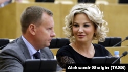Денис Вороненков із дружиною Марією Максаковою в Держдумі, червень 2016 року