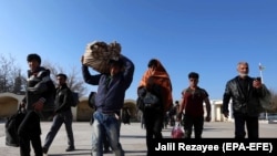 مشکلات اقتصادی در ایران و کمرنگ شدن بازار کار در آن کشور مهاجرین افغان را وا داشته است تا به کشور برگردند.