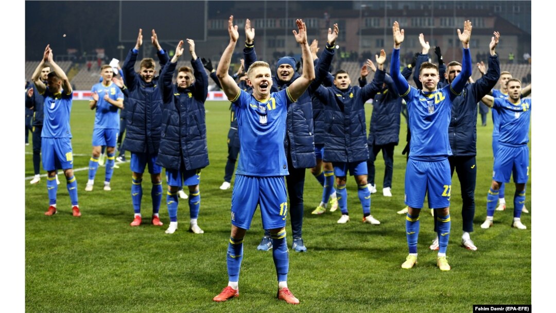 Українські футболісти святкують перемогу після відбіркового футбольного матчу з командою Боснії і Герцеговини групи D Чемпіонату світу з футболу 2022 року. Боснія і Герцеговина, 16 листопада 2021 року