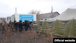 Сотрудники чрезвычайных служб в селе Сарытобе, где сложилась паводкоопасная ситуация. 12 апреля 2015 года. Фото ДЧС Карагандинской области.