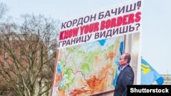 Архівна світлина. Плакат із зображенням російського президента Володимира Путіна на акції протесту проти окупації Росією українського Криму. Вашингтон, 6 березня 2014 року